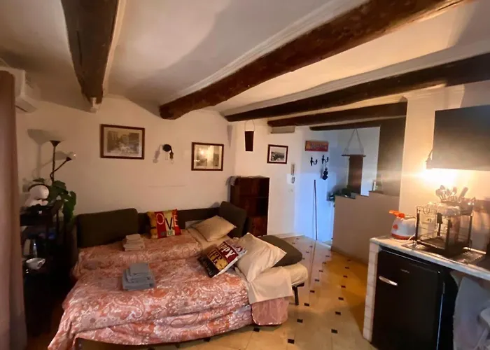 Bella Mbriana Πανσιόν